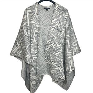 Tahari Sweater Shawl Wrap women’s OSFA Heavyweight Gray Geometric Pattern poncho